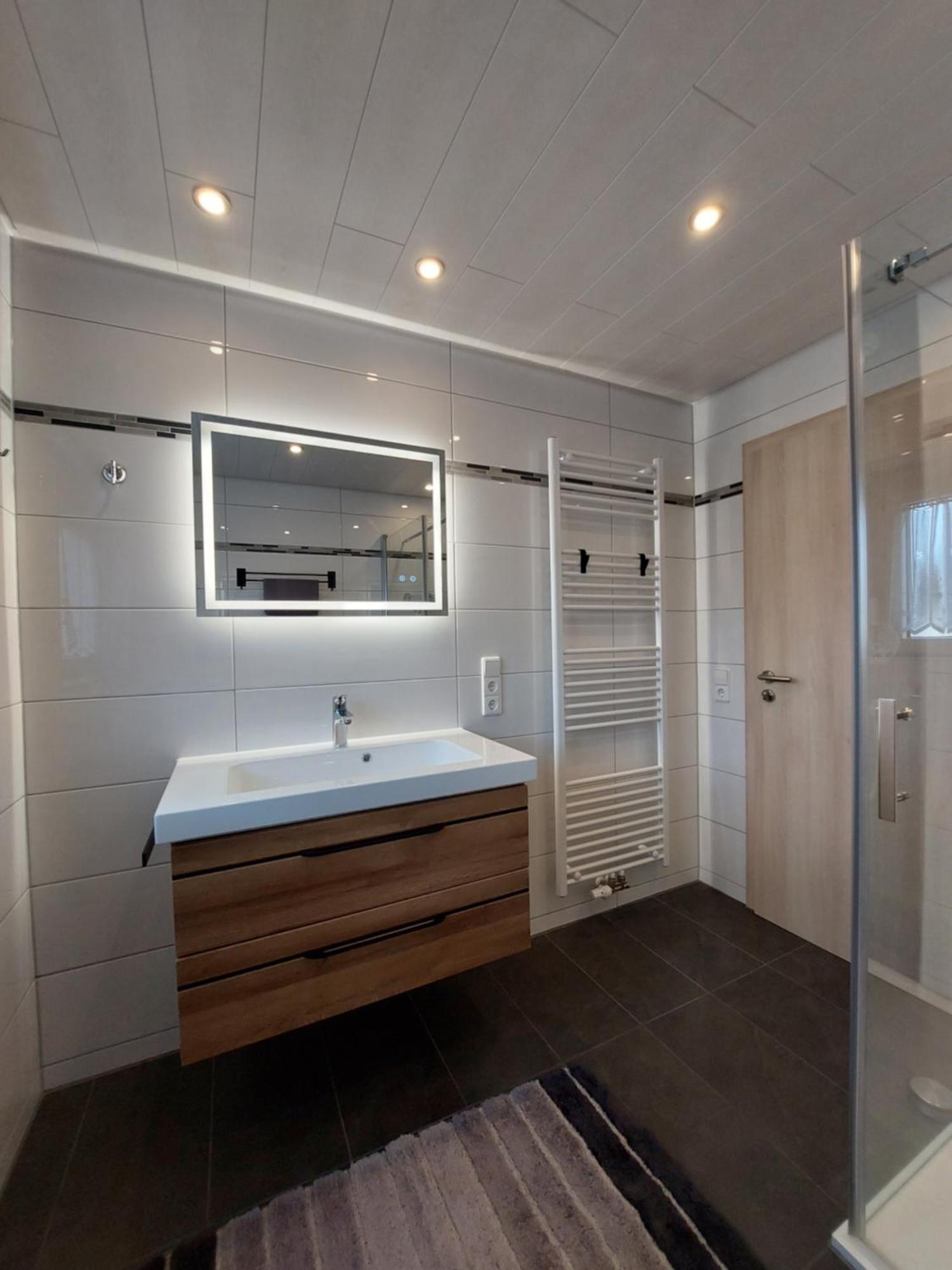 Moderne Ferienwohnung - Neu Renoviert - Ruhige Lage 왈다흐탈 외부 사진